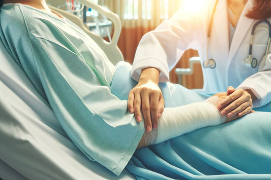 Læge tager sig af en patient