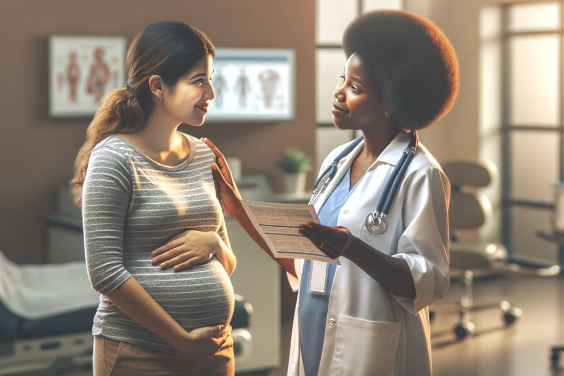 En læge taler med en gravid kvinde