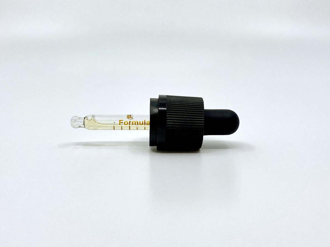 Pipette med Formula Swiss RAW CBD olie i hampefrøolie på hvid baggrund