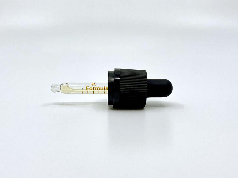 Pipette med Formula Swiss RAW CBD olie i hampefrøolie på hvid baggrund