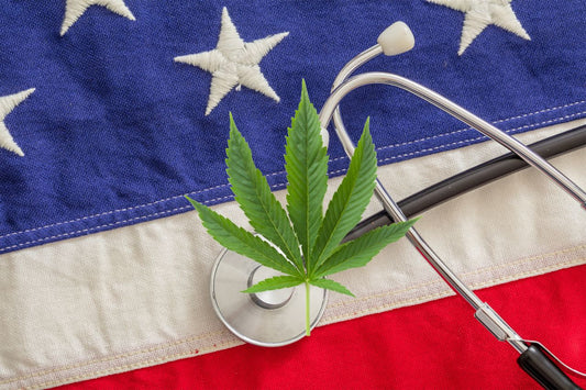 cannabisblad, stetoskop og USA's flag