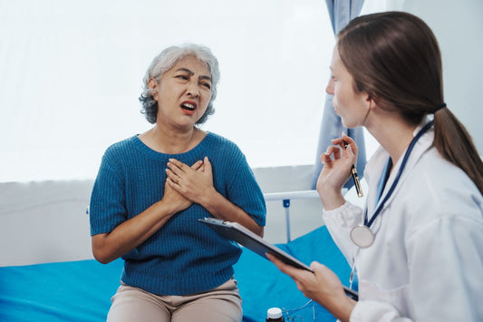 Canadisk sygeplejerske taler med en patient