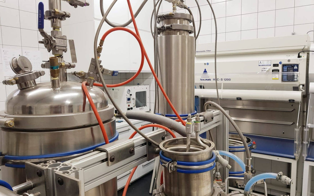 Procesudstyr i rustfrit stål med filtreringsenheder i et Formula Swiss-laboratorium