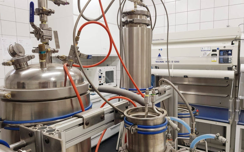 Procesudstyr i rustfrit stål med filtreringsenheder i et Formula Swiss-laboratorium