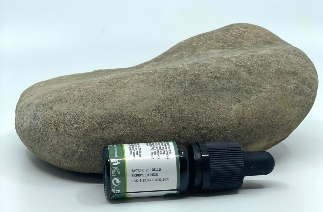 10 ml Formula Swiss fuldspektrum CBD olie op ad en sten; batchetiketten viser CBD 5,31 % og THC 0,16 %