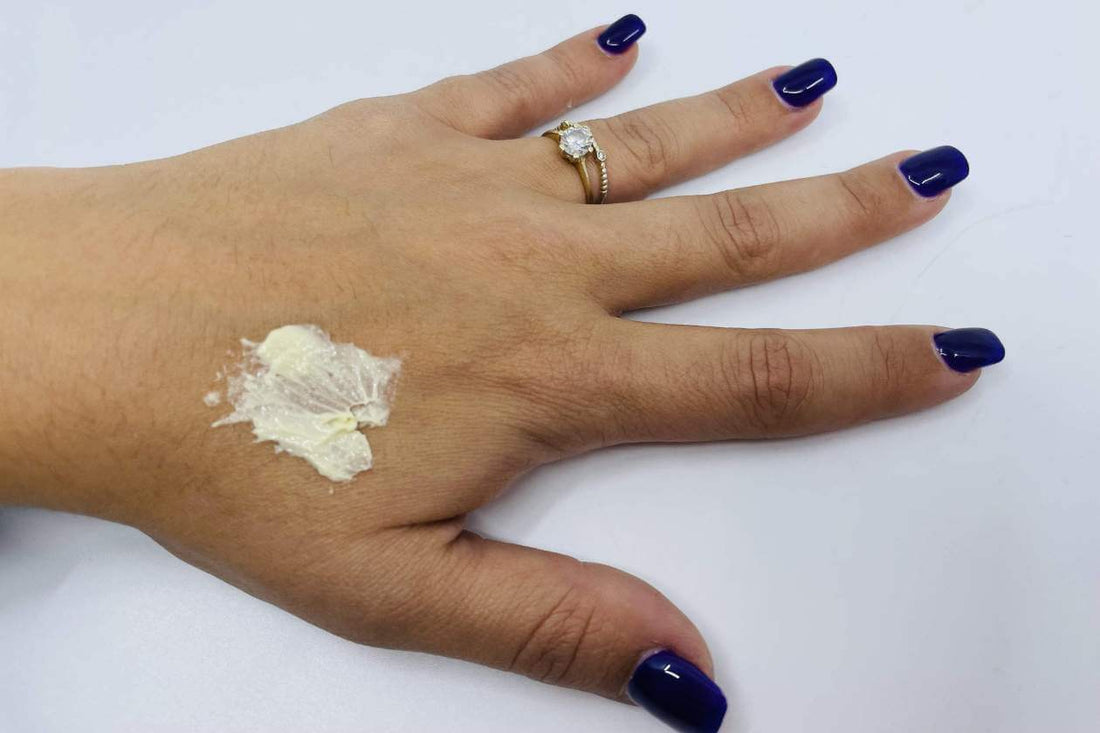 En lille mængde CBD creme på håndryggen, før den bliver smurt ind