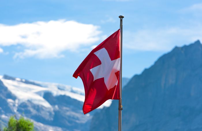 Schweizisk flag, der vajer i vinden