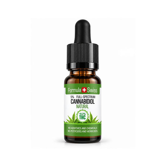 10 ml ravfarvet glasflaske med pipette fra Formula Swiss med 5 % fuldspektret naturlig CBD olie, sort pipettehætte og hvid-grøn etiket med cannabisblad på hvid baggrund.