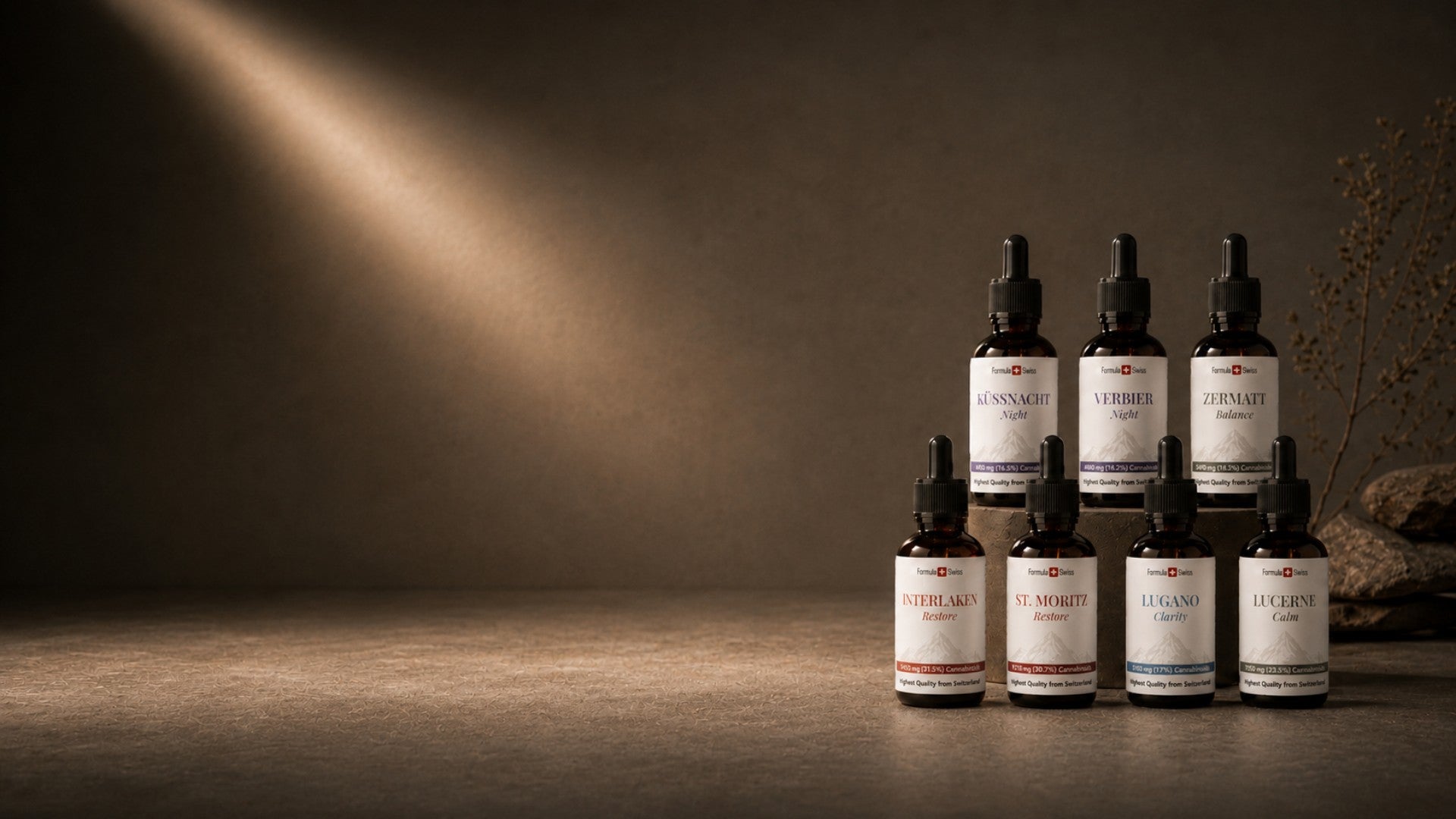 Formula Swiss CBD olie-kollektion med syv ravfarvede pipetteflasker arrangeret i varme studioomgivelser med stemningsfuldt lys.
