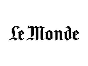 Le Monde-avisens logo med sort gotisk skrift på hvid baggrund.