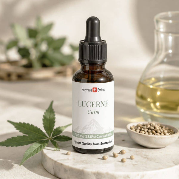 Formula Swiss Lucerne Calm CBD olieflaske med hampeblade, hampefrø og gylden botanisk olie.