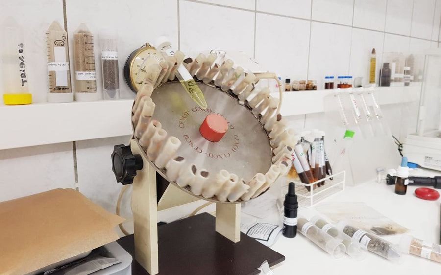 Analyseudstyr i Formula Swiss laboratoriet
